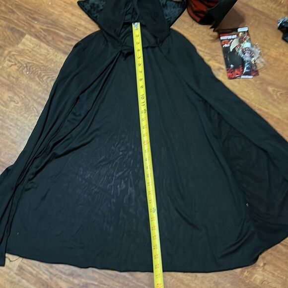 Vampire Cape and Accessories - Picture 8 of 9